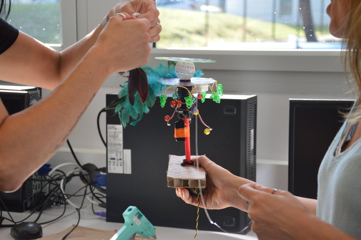cultureselectro's tweet photo. accesscultures retour en images sur le stage de création numérique "art et machines" au collège Clermont.

l'équipe d'accès)s( a proposé les interventions/conférences de Guillaume Batista Pina et de @zavenpare afin des les inspirer !

#projet #formation #artnumerique https://t.co/6ZTovA9tDx