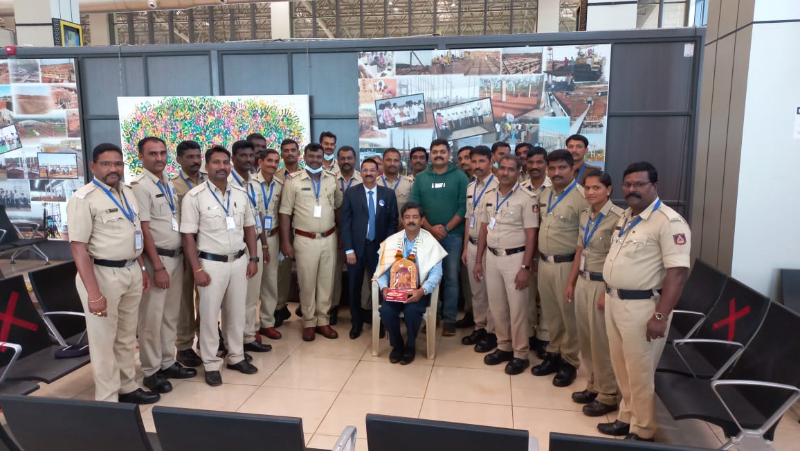 aaiblgairport's tweet photo. #AmritMahotsav
#KSISF officials given farewell to #AAI s two officers,Sh Rajesh VijayKumar, DGM(ATM) &amp; Sh Anil Balla,Mgr(ATM)
 transferred from #BelagaviAirport after serving 3 yrs at this Airport.
@AAI_Official @MoCA_GoI @ushapadhee1996 @AAIRHQSR  @OfficialStarAir @IndiGo6E https://t.co/IRUtnHuoli