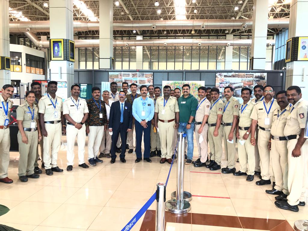 aaiblgairport's tweet photo. #AmritMahotsav
#KSISF officials given farewell to #AAI s two officers,Sh Rajesh VijayKumar, DGM(ATM) &amp; Sh Anil Balla,Mgr(ATM)
 transferred from #BelagaviAirport after serving 3 yrs at this Airport.
@AAI_Official @MoCA_GoI @ushapadhee1996 @AAIRHQSR  @OfficialStarAir @IndiGo6E https://t.co/IRUtnHuoli