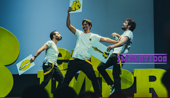 teatrocampos's tweet photo. 🤪3 EN IMPRO🤪
¡10 años en la cartelera de Madrid y por fin llega a #Bilbao! #Sorpresas y #risas aseguradas. Escenas en las que podrás crear, imaginar y soñar junto a los actores de #ImproImpar, todo acompañado de la mejor #música.
🔗 https://t.co/LgfvcF8cjT
📆2 Jul.
🕑20:30h https://t.co/SlMGgz6Dxy