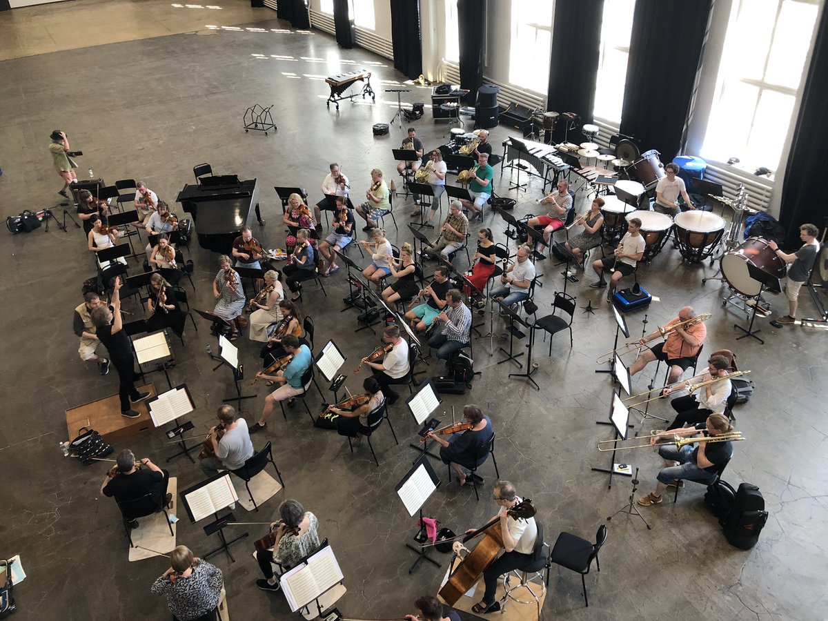 KalliJari's tweet photo. In rehearsal with @Avanti_orc &amp; Brad Lubman; @davidlangmusic’s Sibelius-Five-inspired ’heavyweight’ (2015) and Julia Wolfe’s 9/11 reflection ’Big, Beautiful, Dark and Scary’ (2002/2013) sounding awesome at @kaapelitehdas. 💙#AdventuresInMusic https://t.co/tep1arBEkV