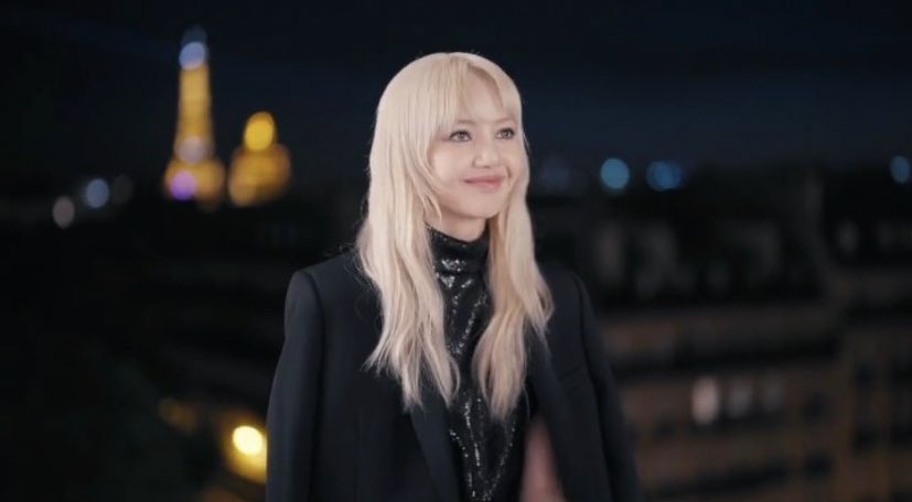 LSMFRANCE's tweet photo. this type of photo reminds me of emily in Paris but now it's Lisa in Paris https://t.co/Nz0CrqmdJT