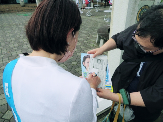 hirayamasachiko's tweet photo. 中には『���津から来ました』と

話しかけてくださる方もいて

有り難かったです。

本日も頑張ります‼️

#静岡県 
#参議院議員選挙2022 
#平山佐知子 https://t.co/e7aRx2s2AR