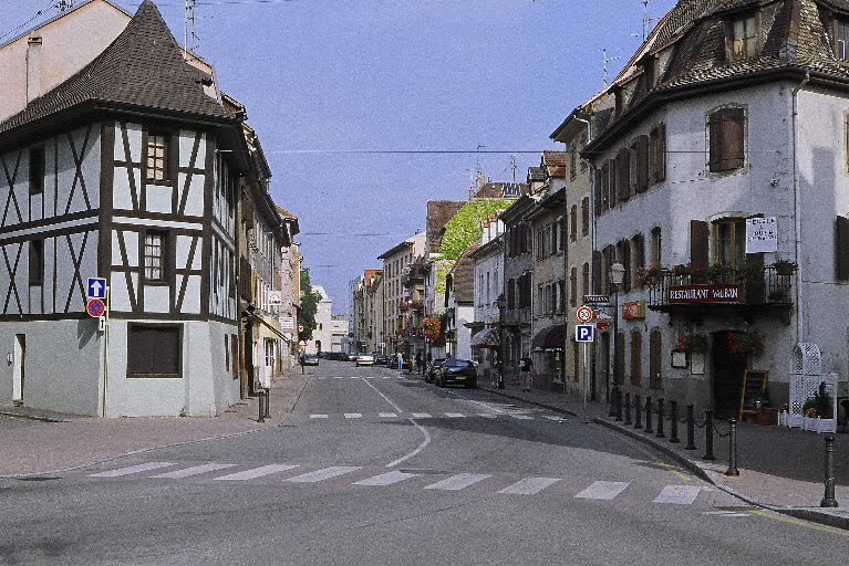 Le saviez-vous? La ville de Huningue , en Alsace, a décidé d’appliquer la vidéo verbalisation pour sanctionner les comportements dangereux dans l’espace public, tel que le stationnements sur les pistes cyclables. Bravo @VilleHuningue !