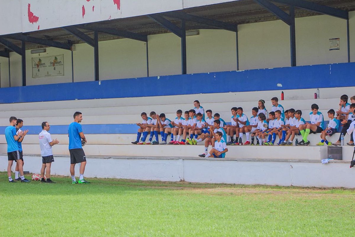 sportingdemahon's tweet photo. Los alumnos del “Campus de verano VM Academy Sporting de Mahón” han disfrutado este lunes de un maestro excepcional.

https://t.co/0qhXgZUfpV https://t.co/en2fVz4QsS