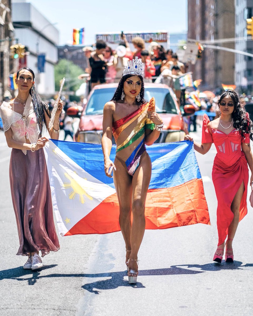 AlitheaCastillo's tweet photo. Doña Marcela Agoncillo, Lorenza Agoncillo, &amp; Delfina Herbosa de Natividad, seen at #NYCPride parading the Philippine flag that they sewed more than 100yrs ago. 

Charot! Di man nakarampa sa #AtinAngKulayaan, nadala naman ang #Pilipinas sa lansangan ng NYC! Pak! Happy #Pride 🇵🇭🏳️‍🌈 https://t.co/viQkSfoOSi