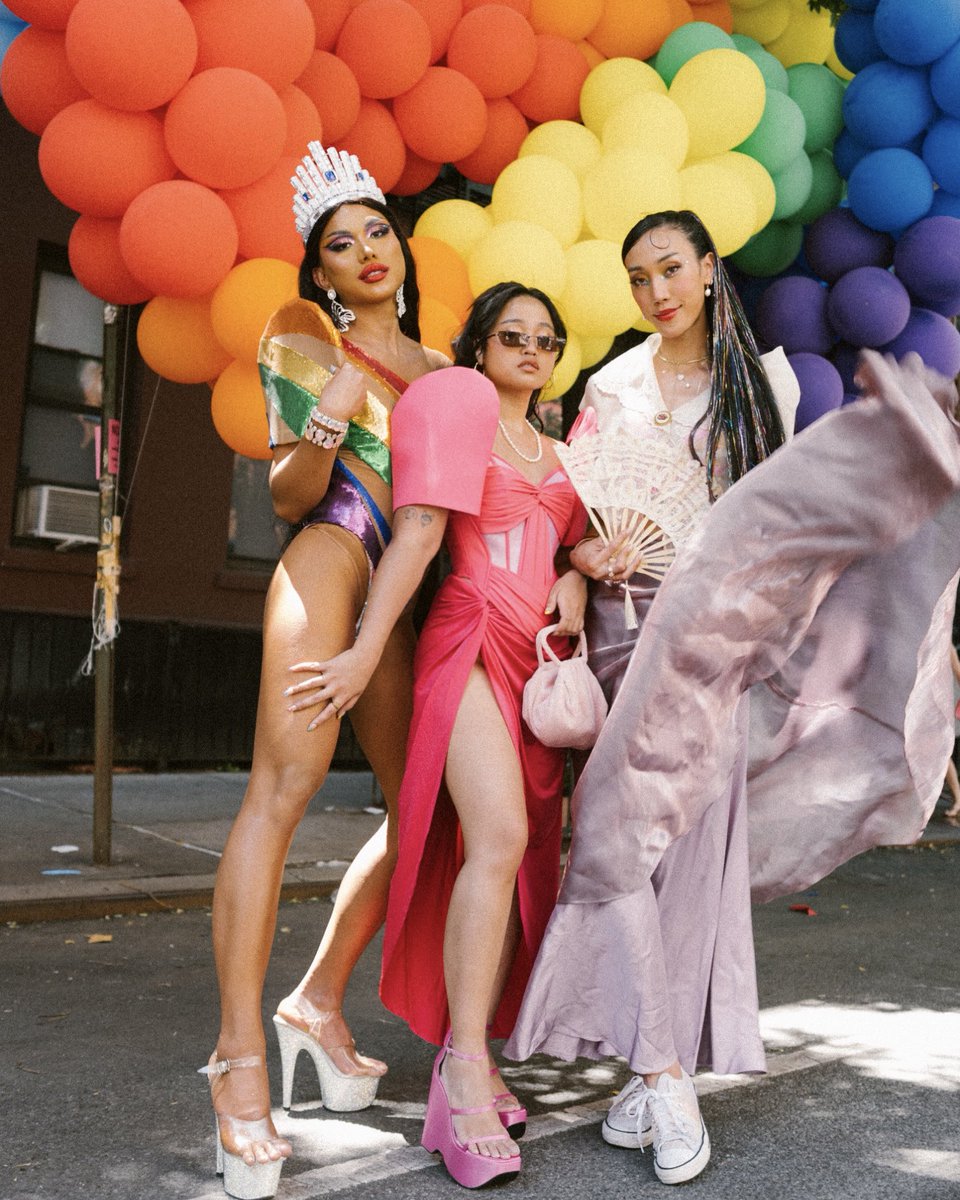 AlitheaCastillo's tweet photo. Doña Marcela Agoncillo, Lorenza Agoncillo, &amp; Delfina Herbosa de Natividad, seen at #NYCPride parading the Philippine flag that they sewed more than 100yrs ago. 

Charot! Di man nakarampa sa #AtinAngKulayaan, nadala naman ang #Pilipinas sa lansangan ng NYC! Pak! Happy #Pride 🇵🇭🏳️‍🌈 https://t.co/viQkSfoOSi