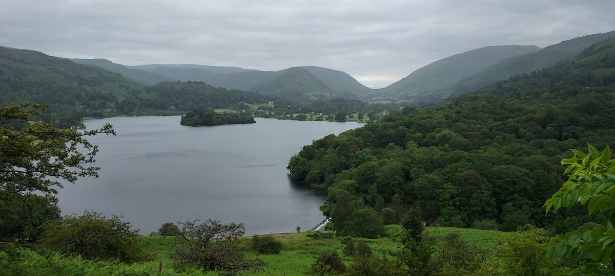 Great morning with students from <a href="/LRGSLancaster/">LRGS</a> Scared Heart, Drogehda and @acadamielyon. Experiencing the Lake District in all of its damp glory.