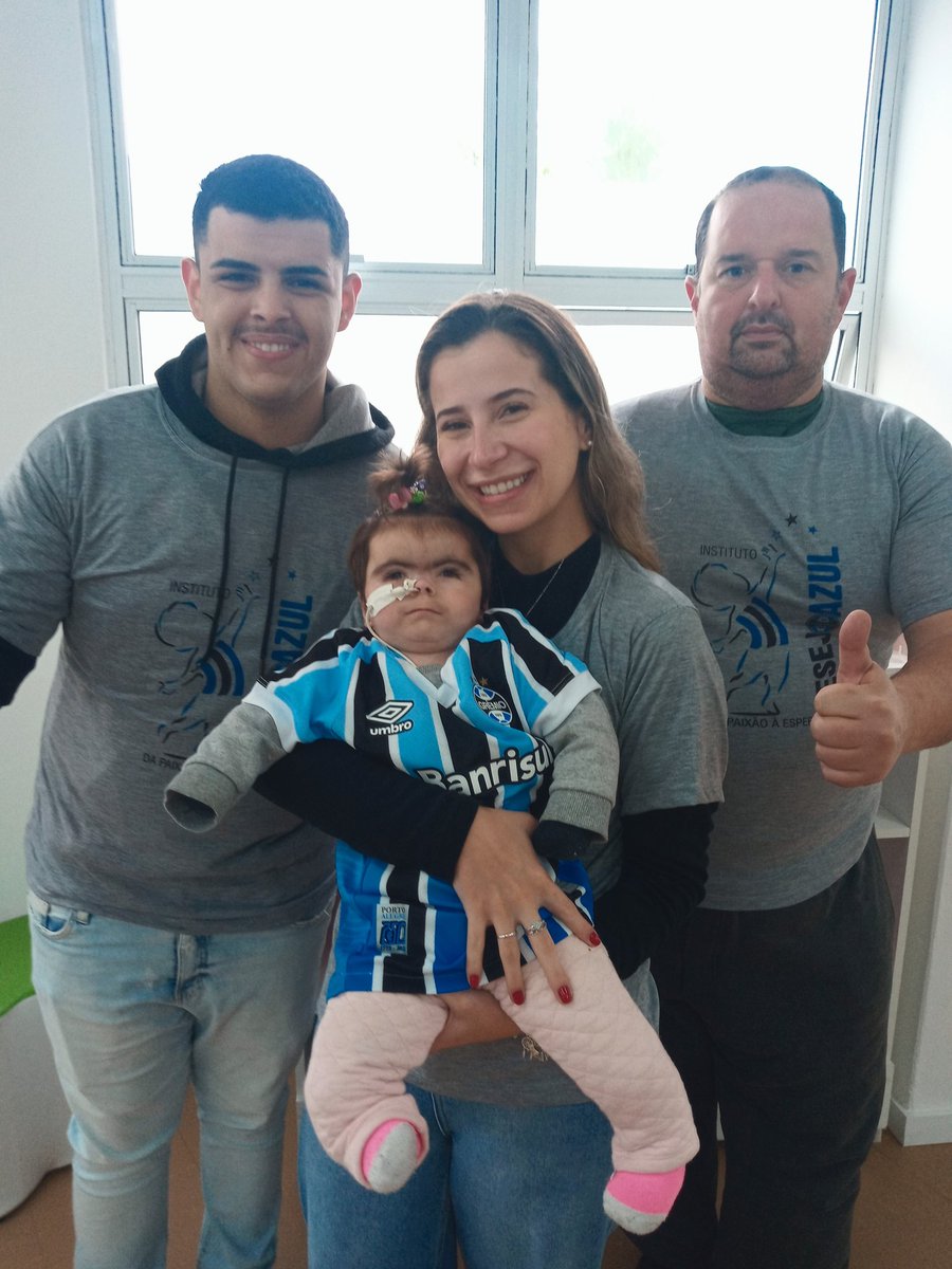 Isabelle tem 4 anos e desde cedo faz acompanhamento com os profissionais da Kinder. Hoje essa querida tricolor ganhou a camiseta oficial do <a href="/gremio/">Grêmio FBPA</a> dos voluntários <a href="/_olucasdias/">Lucas Dias</a> <a href="/mauridorneless/">Mauri Dorneles</a> e <a href="/fabricioduart/">fabricio duarte</a> .