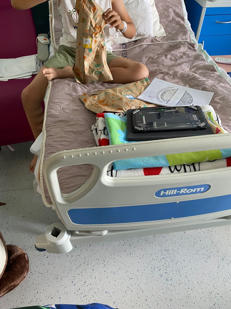 Hier nous sommes allés au CHU d’Argenteuil afin de passer du temps avec les enfants et de leurs offrir des petits cadeaux. Merci à <a href="/KingJouet_Fr/">King Jouet 🦁</a> de nous avoir permis d’offrir de magnifiques cadeaux aux enfants.
Voici quelques photos de notre action 🫶🏼❤️