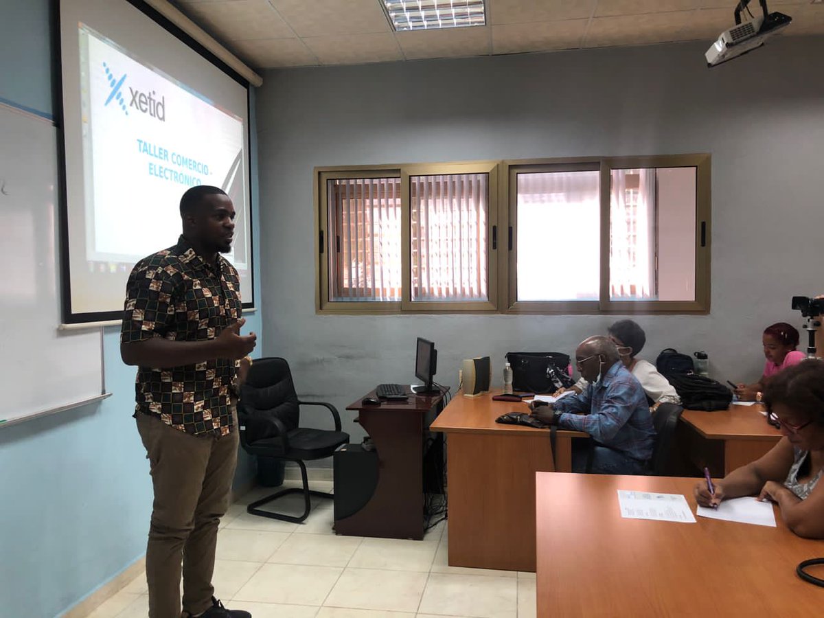 UOCuba's tweet photo. La @UOCuba abre sus puertas al Taller de Comercio Electrónico, donde  especialistas debaten acerca de los problemas, las facilidades y propuestas que traen los profesionales correspondientes al mundo de la electrónica. Se encuentran miembros de ETECSA, Citmatel y Xetid. #75UO https://t.co/RLK0suEf8N