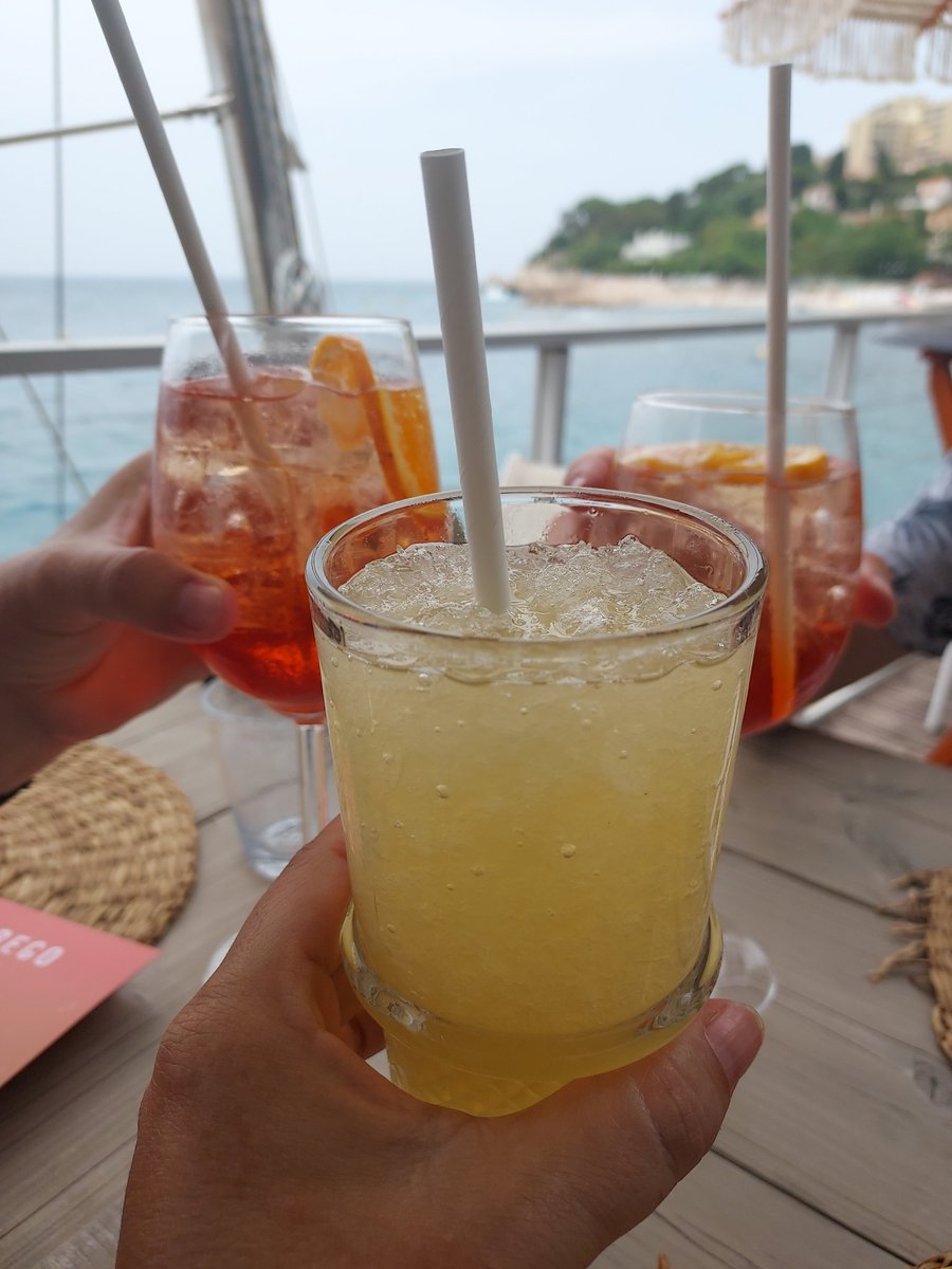 JessikaLombar's tweet photo. Un cocktail que j'étais obligée de goûter,  Miss K 😉
#cocktail #dejeunerentreexcollegues 
#monaco https://t.co/ZYj3dUyU5D
