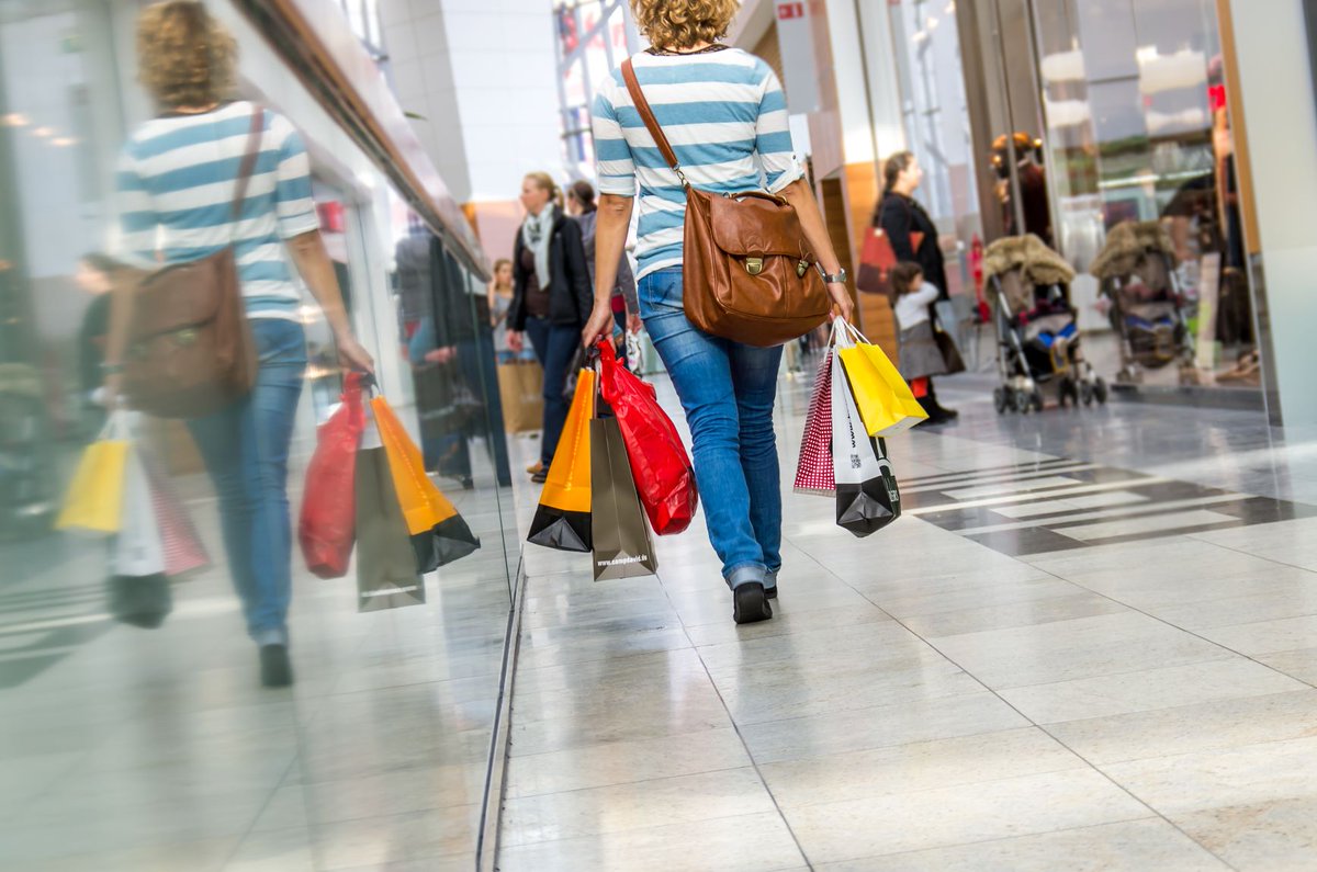 📌 Les #Soldes d'été 2022, c'est vendredi, dans un contexte de grande incertitude. <a href="/UCMMouvement/">UCM</a> a questionné 400 commerçants indépendants. 𝗦𝗶𝘅 𝘀𝘂𝗿 𝟭𝟬 𝗰𝗿𝗮𝗶𝗴𝗻𝗲𝗻𝘁 𝗽𝗼𝘂𝗿 𝗹𝗲𝘂𝗿 𝘀𝘂𝗿𝘃𝗶𝗲 ! Les clients vont-ils être au rendez-vous ➡️ bit.ly/3AdTQ8b