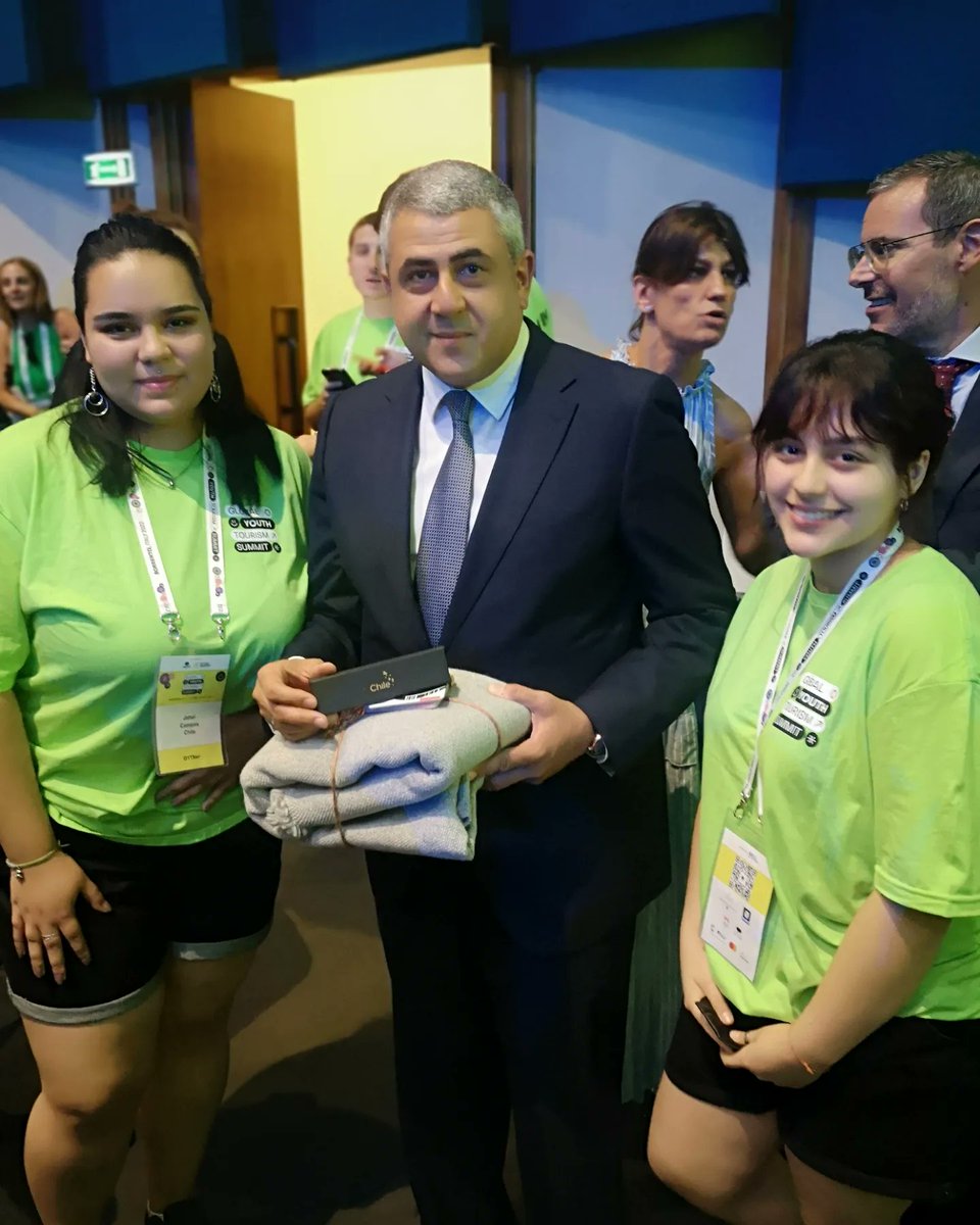 VeroKunze's tweet photo. Nos llenan de orgullo estas imágenes! Por 1era vez estudiantes chilenas representan a nuestro #turismo ante la @UNWTO en 1er Encuentro Mundial de Turismo Juvenil en Italia.🇨🇱Renata Zúñiga y Jahel Campos se reunieron con @pololikashvili Dr General OMT, quien agradeció su presencia https://t.co/7MEONwYLdx