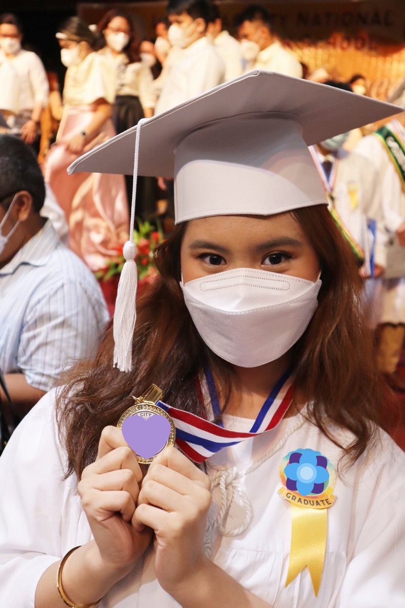 RieRieNFT's tweet photo. I graduated today with Highest Honors! 👩🏽‍🎓😎💜 https://t.co/2761MX5NN0