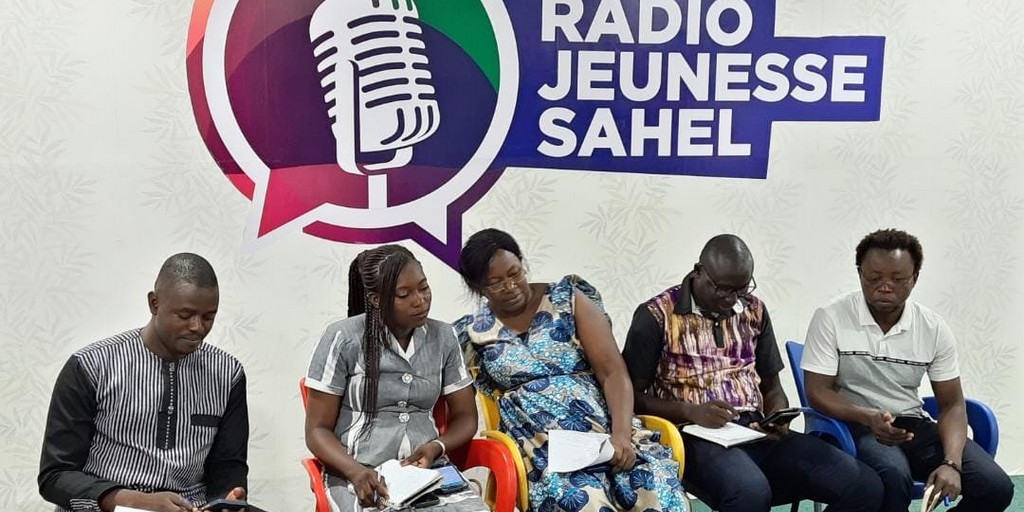Radio_RJS's tweet photo. Yolande Kalwoulé, nouvelle DG de radio @jeunessesahel, a réuni pour la première fois le 24 juin les 26 futurs employé.e.s du siège régional et des stations nationales. Elle leur a rappelé les objectifs de #RJS et les a invités à s'investir pleinement pour les atteindre https://t.co/ULqPVy4VVP