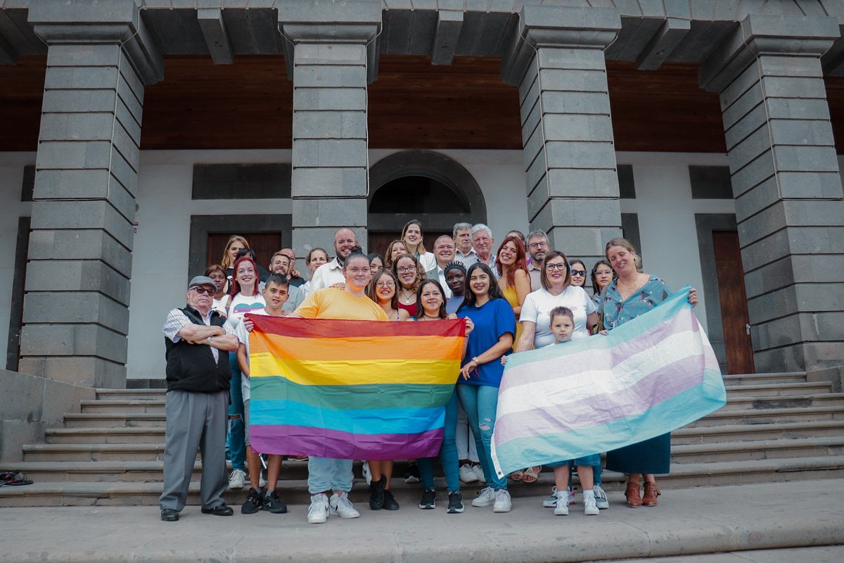 igualdadlpgc's tweet photo. Hoy, con motivo del Día Internacional del #OrgulloLGTBI+, hemos izado la bandera 🌈 en las Casas Consistoriales del @AyuntamientoLPA.

Seguimos dando pasos agigantados para que nuestra ciudad siga siendo libre, diversa e igualitaria 💜💙💚🧡❤️. https://t.co/7ZKphYh9BF