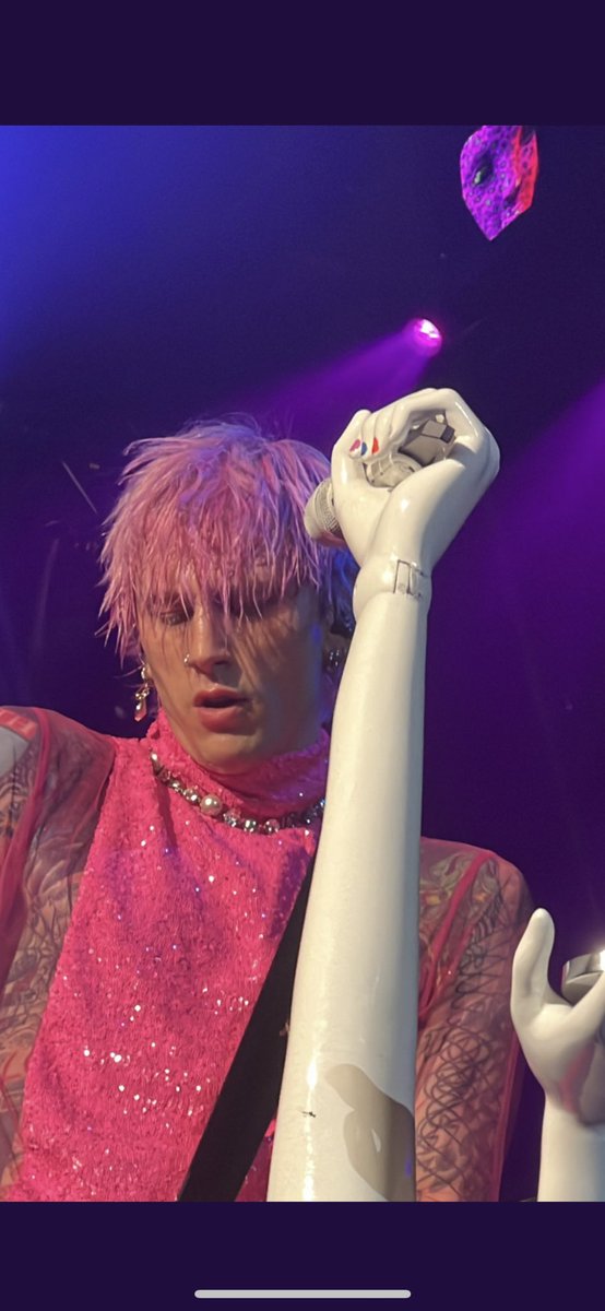 He painted the nails of the mic stand like I suggested😩😩😩