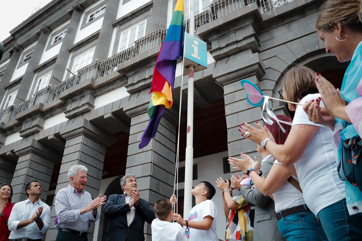igualdadlpgc's tweet photo. Hoy, con motivo del Día Internacional del #OrgulloLGTBI+, hemos izado la bandera 🌈 en las Casas Consistoriales del @AyuntamientoLPA.

Seguimos dando pasos agigantados para que nuestra ciudad siga siendo libre, diversa e igualitaria 💜💙💚🧡❤️. https://t.co/7ZKphYh9BF