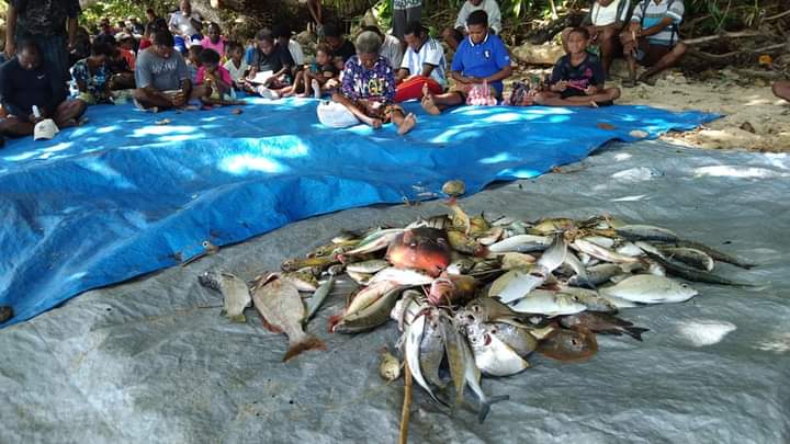YohanesAkwan's tweet photo. Acara Pembukaan Sasi Laut 28/06/2022 oleh Warga Jemaat GKI Baitel Imbuan Klasis Amberbaken Kabupaten Tambrauw yang Telah menjaga Laut dan isinya selama 5 Tahun. Lewat sambutan dari pemilik Hak wilayah, Tokoh adat, pihak Gereja dan Pemba tambrauw dan Doa Pembukaan Sasi Oleh Pdt. https://t.co/EqZobWJEmS