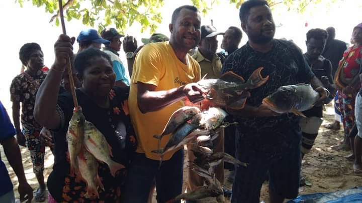YohanesAkwan's tweet photo. Acara Pembukaan Sasi Laut 28/06/2022 oleh Warga Jemaat GKI Baitel Imbuan Klasis Amberbaken Kabupaten Tambrauw yang Telah menjaga Laut dan isinya selama 5 Tahun. Lewat sambutan dari pemilik Hak wilayah, Tokoh adat, pihak Gereja dan Pemba tambrauw dan Doa Pembukaan Sasi Oleh Pdt. https://t.co/EqZobWJEmS