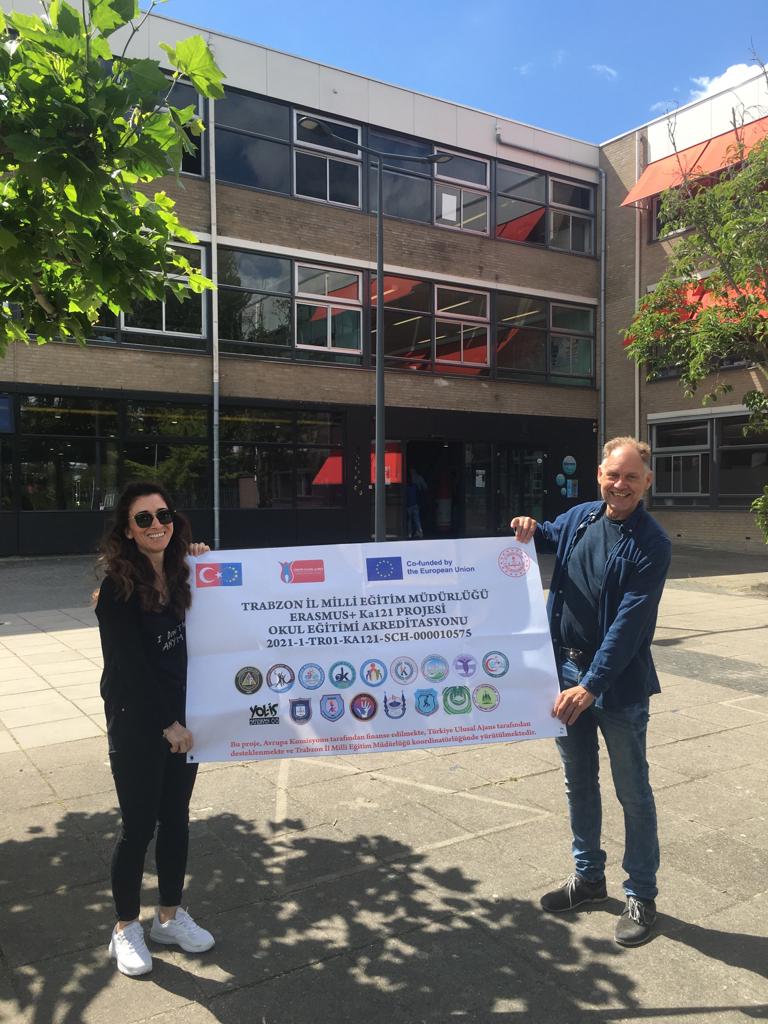 TRABZON'DA BİR İLK!
Trabzon Merkez Fen Lisesi İngilizce Öğretmeni Nurşen ÖNDER <a href="/ulusalajans/">Türkiye Ulusal Ajansı 🇹🇷 Turkish NA</a> tarafından desteklenen Müdürlüğümüzce yürütülen Erasmus Okul Eğitimi Akteditasyonu kapsamında Hollanda Comenius College da öğretme görevlendirmesi faaliyetini gerçekleştirdi
<a href="/Trabzon_MEM/">Trabzon İl Millî Eğitim Müdürlüğü</a>