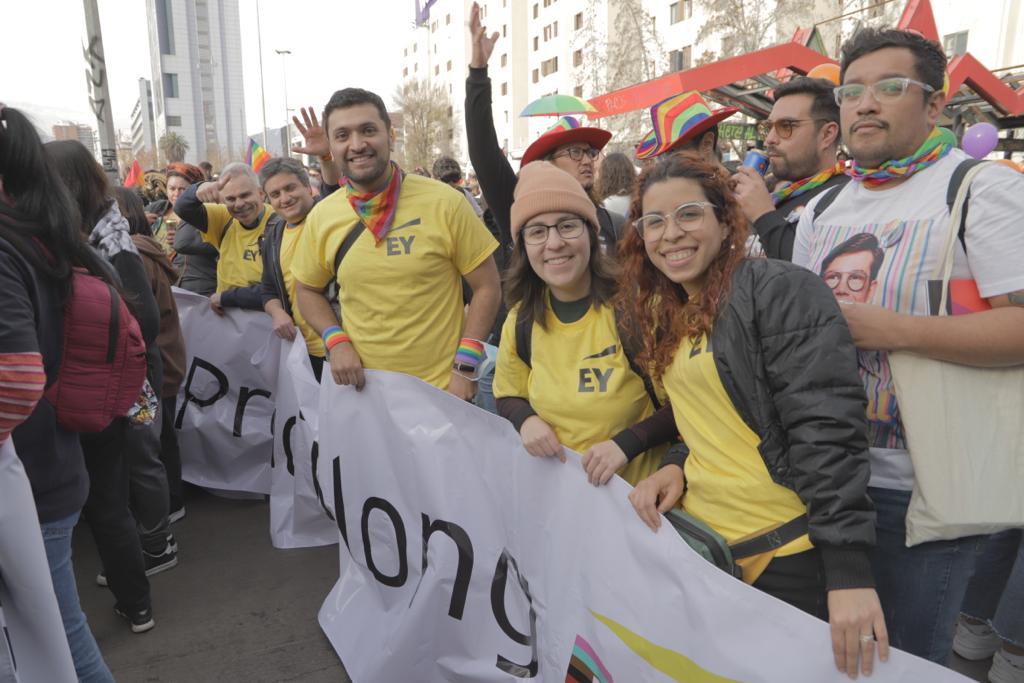 EYChile's tweet photo. Estamos felices de haber podido participar como #EYChile en la #MarchaporelOrgullo que se realizó el sábado pasado en #Santiago. Esto demuestra que nuestro compromiso con la #Diversidad, #Equidad e #Inclusión es parte de nuestro propósito de #ConstruirunMejorMundodeNegocios. https://t.co/2ozndNYCwh