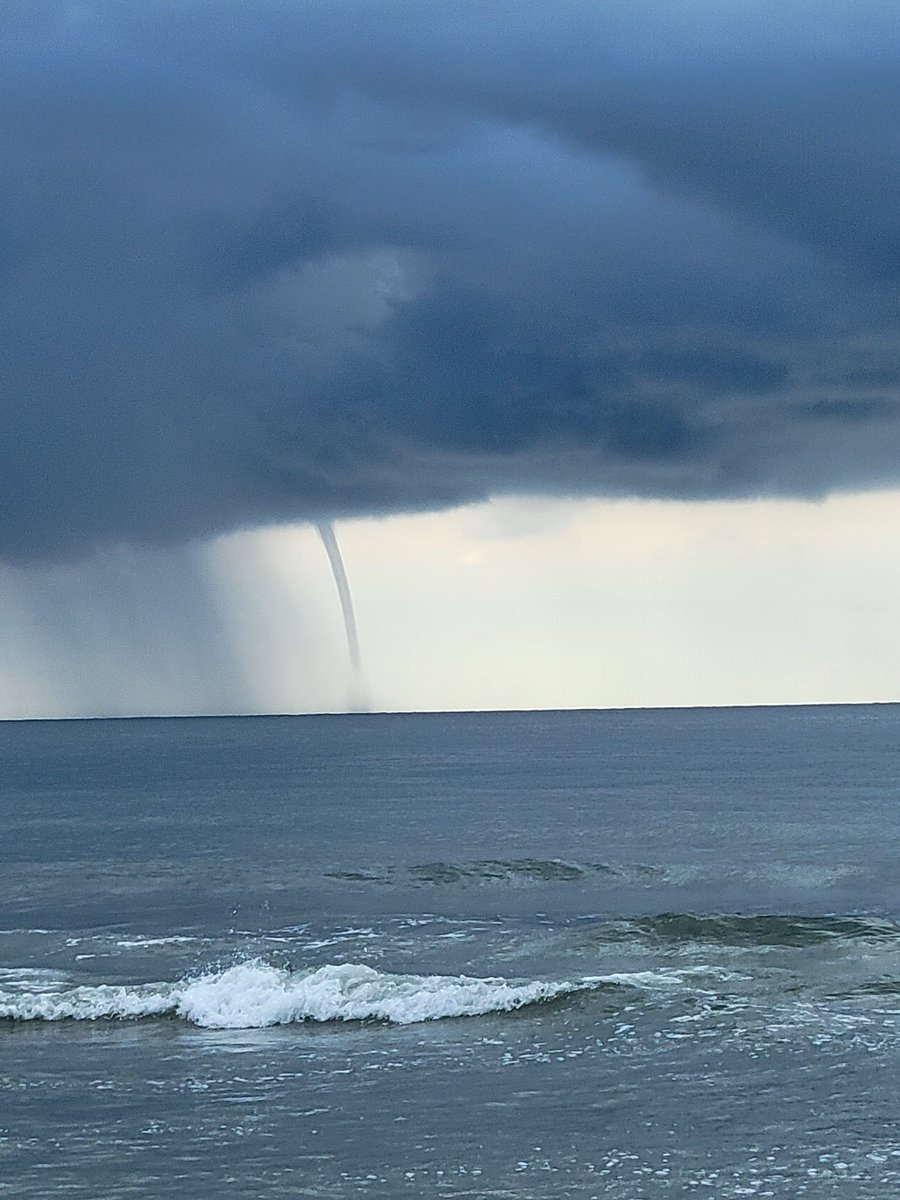 KrisLAllred's tweet photo. Waterspouts before storm at Coligny Beach
📷 ~ Chris Turco. @NWSCharlestonSC @spann @WSAV https://t.co/1ZYq5Qsx6C