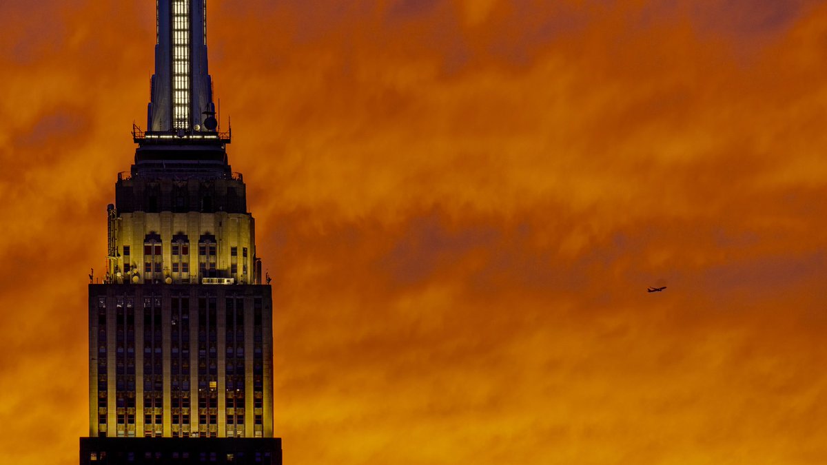 tomdurantephoto's tweet image. A burning sunset behind the @EmpireStateBldg
