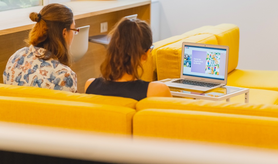 El arte inspira, emociona, comunica y, por supuesto, también reivindica. El cartel que analizamos con <a href="/anajaren_art/">Ana Jarén</a> suma todos esos factores con los que representar la lucha LGTBIQ+. 

✊🏻 Fuerza, resistencia y visibilidad. Hoy y siempre, #Orgullo

▶️ youtu.be/7LWf0Cxb4GQ?t=…