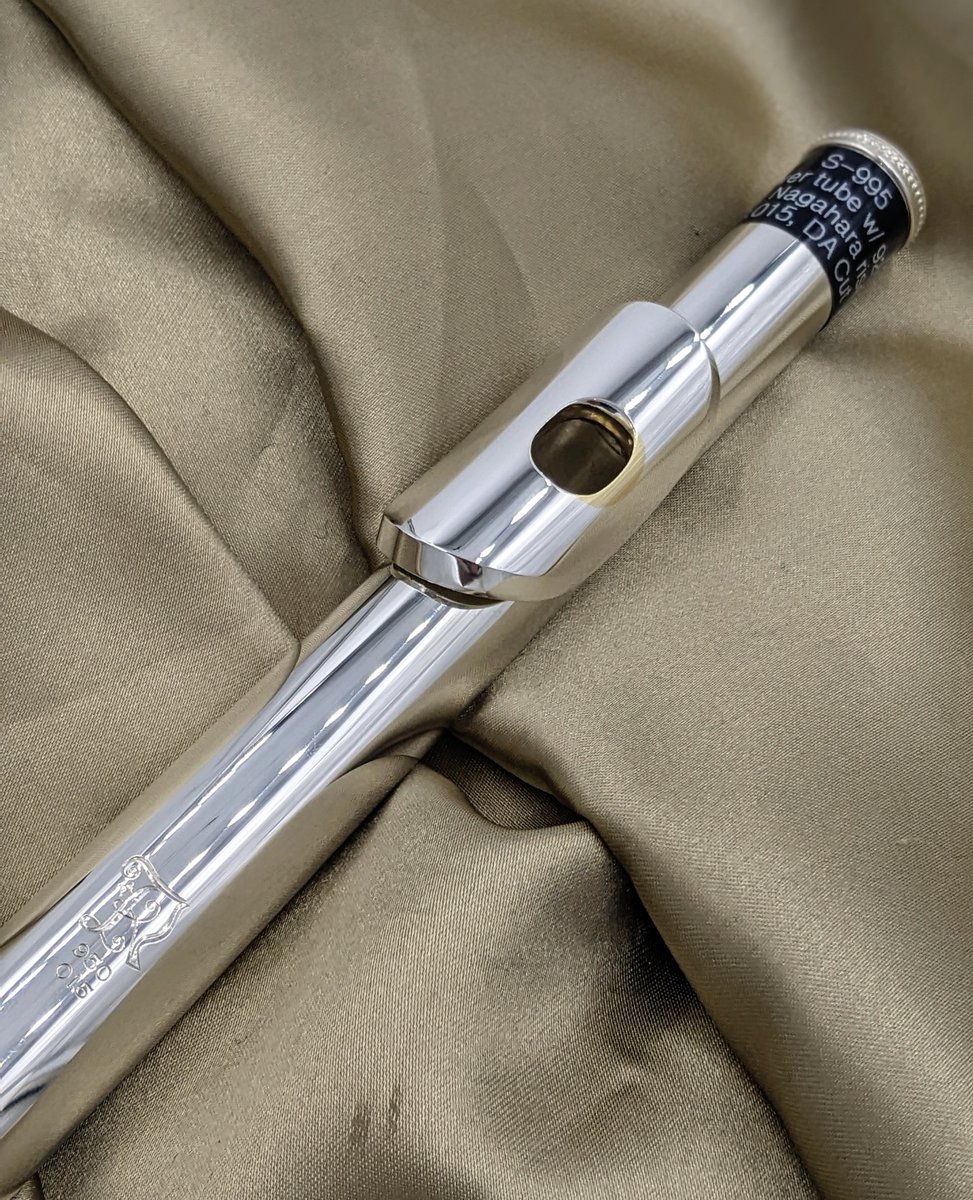 AllFlutesPlus's tweet image. The Nagahara 950 Silver Headjoint (with 18k Gold Riser) offers an excellent combination with the warmth of silver and the brightness/ resonance of gold £2395. Specs and purchase: bit.ly/3keg9Bz
.
Demo from @lucy.driver13 tomorrow!

@nagaharaflutes #newflute #silverflute