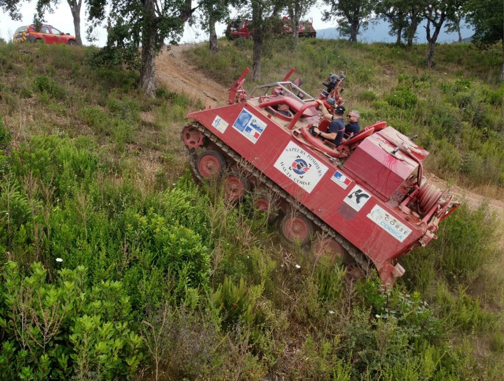 sis_2b's tweet photo. Félicitations aux 7 SP du @Sis2b  formés à la conduite d'engins lourds polyvalents, sur des engins blindés reconditionnés, pour des missions de sécurité civile. Merci à nos 2 formateurs SPV les capitaines Pietri et Gherardi pour ce transfert de compétences. #MICNA @UnivCorse https://t.co/1S8eIwPh4d