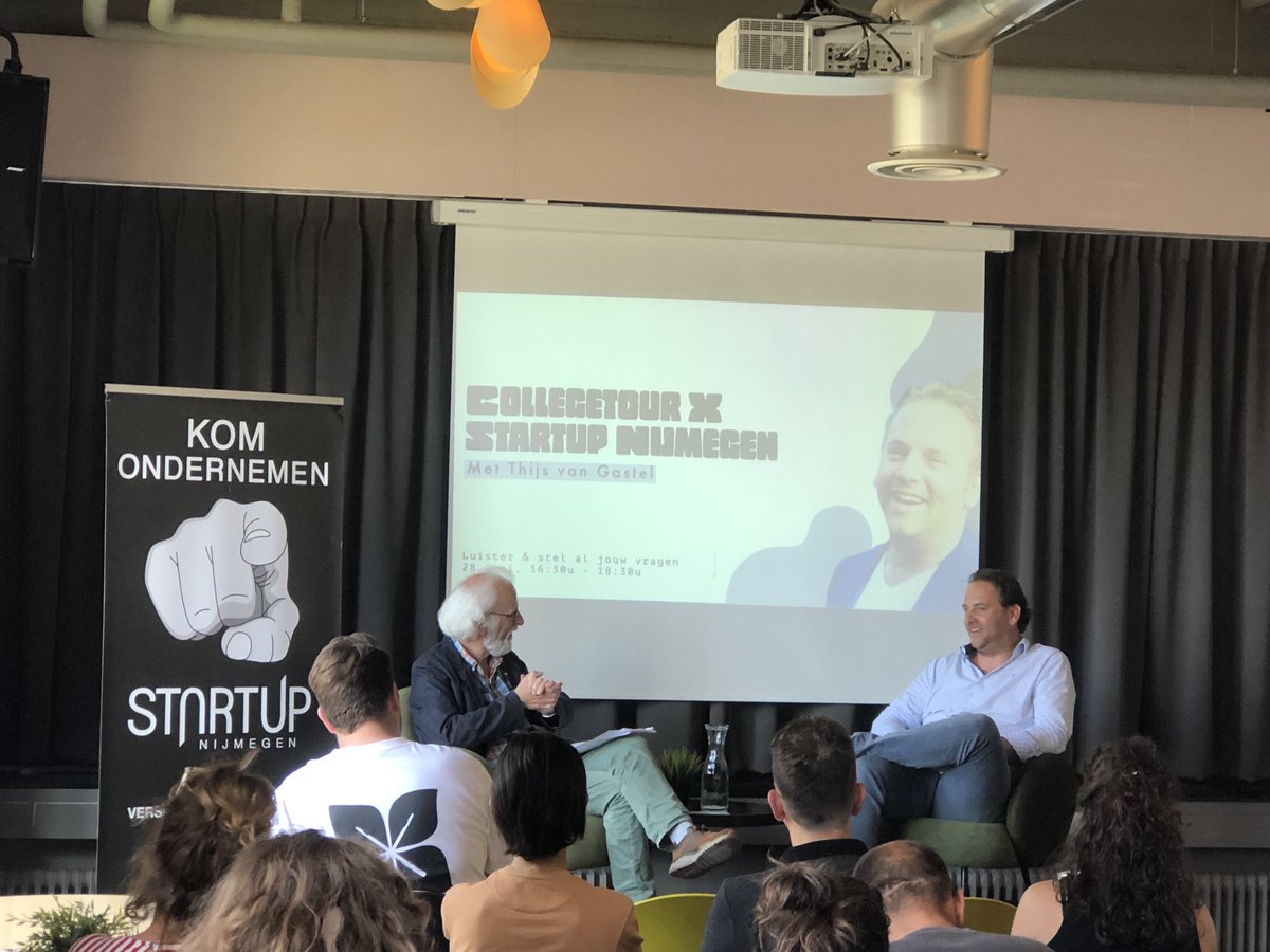 ⁦<a href="/jasparov/">Rob Jaspers 🇺🇦</a>⁩ interviewt Thijs van Gastel voor de #collegetour bij StartUp Nijmegen, lekker offline live met volle zaal