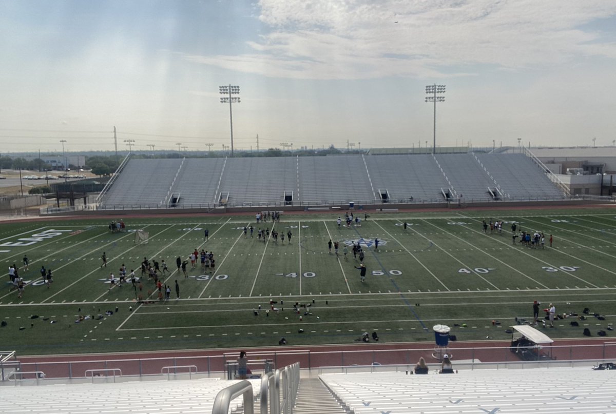 GilGIII's tweet photo. @ToddDodgeFBcamp What a beautiful morning to learn some great technique in the WR &amp; QB position. Instruction given by some great coaches. #topnotchcamp!           Our camp this season. 😁 https://t.co/RkNc4mfeGA