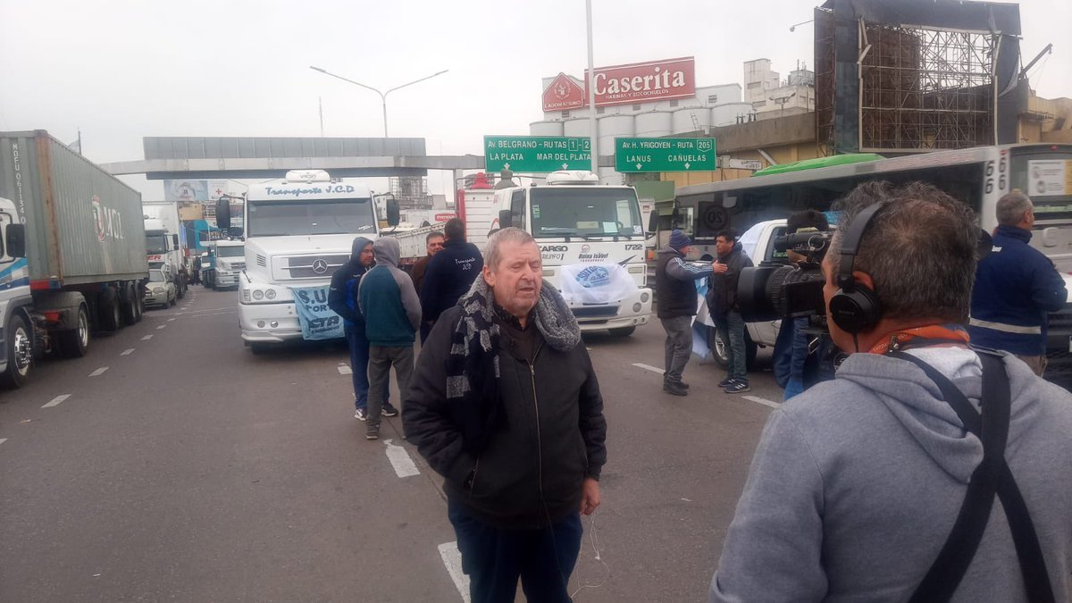 PrensaSutap's tweet photo. Concentramos en Av 9 de Julio y Corrientes!
La lucha continúa https://t.co/Z9rIxnTVnz