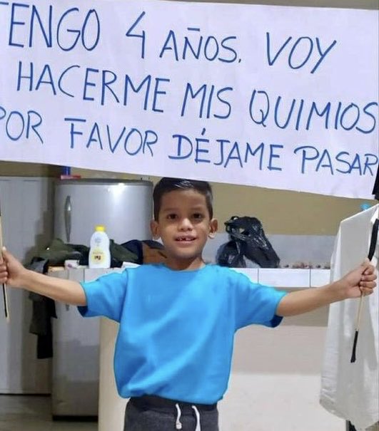 La falta de transporte y cierre de vías por el paro nacional impidieron al pequeño Douglas Nieto (4) llegar a tiempo a su quimioterapia en Solca Cuenca. 

El niño tiene leucemia y viajaba con sus papás desde Pasaje. El viaje de 3 h se hizo de 8. Llegó. 

Su cartel arranca el ❤️
