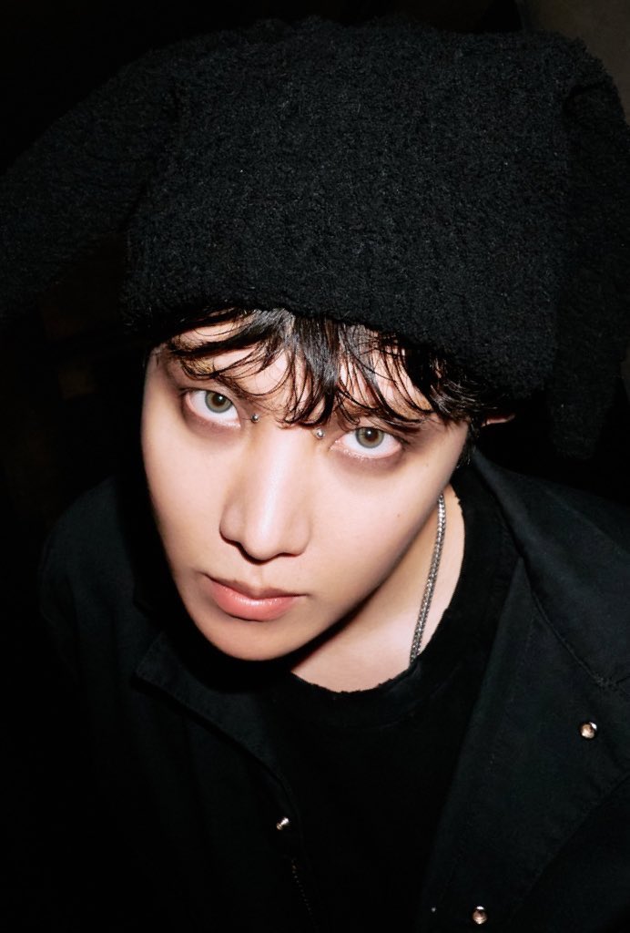 94koobi97's tweet photo. BLACK                                        WHITE https://t.co/Xs3Al791OS