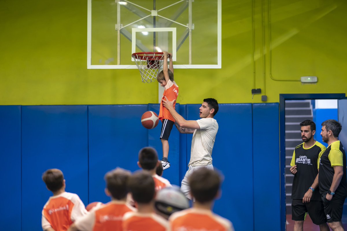 CampusGigantes's tweet photo. 😍 ¡Qué felices nos has hecho hoy, @gabriel_deck! 

Así se han sentido los jugadores de la #sedeBrains que han recibido la visita del jugador en el #CampusGigantes #BasketLover 

#creemosenelbaloncesto https://t.co/mlljSI8Un0