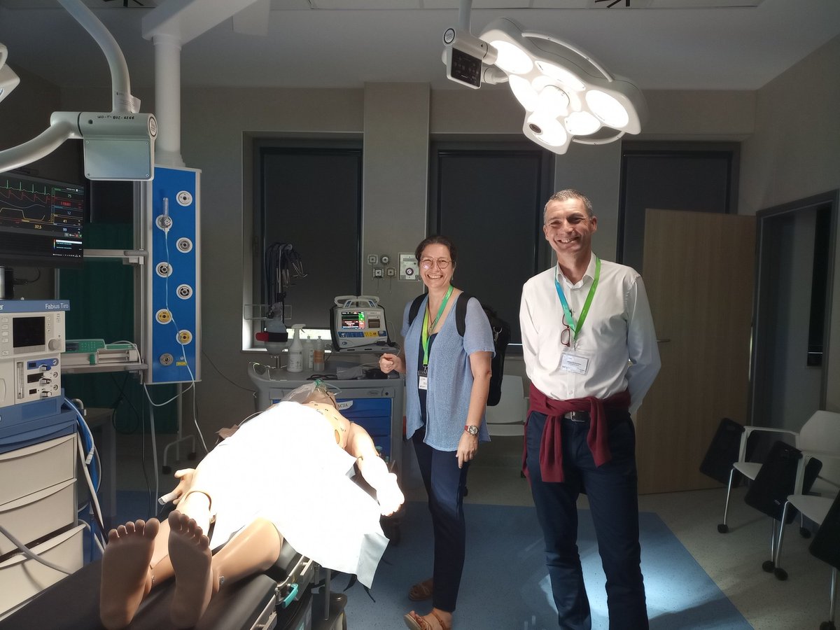 FitForThem's tweet photo. Something special for the afternoon 🧐

Learning about the work done at the excellent @UniOpole Simulation Medical Center and how medical students + faculty profit from the different scenarios to improve the learning experience. https://t.co/6aytKGoxYd