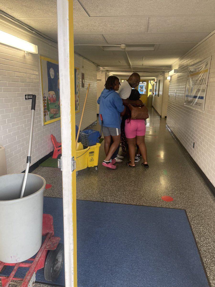 MrsThomasWHES's tweet photo. The babies love Mr. Chapman! @EasleyElem @JessAlaniz10 #CCSSummerLearning2002 https://t.co/X09sKUaUNC