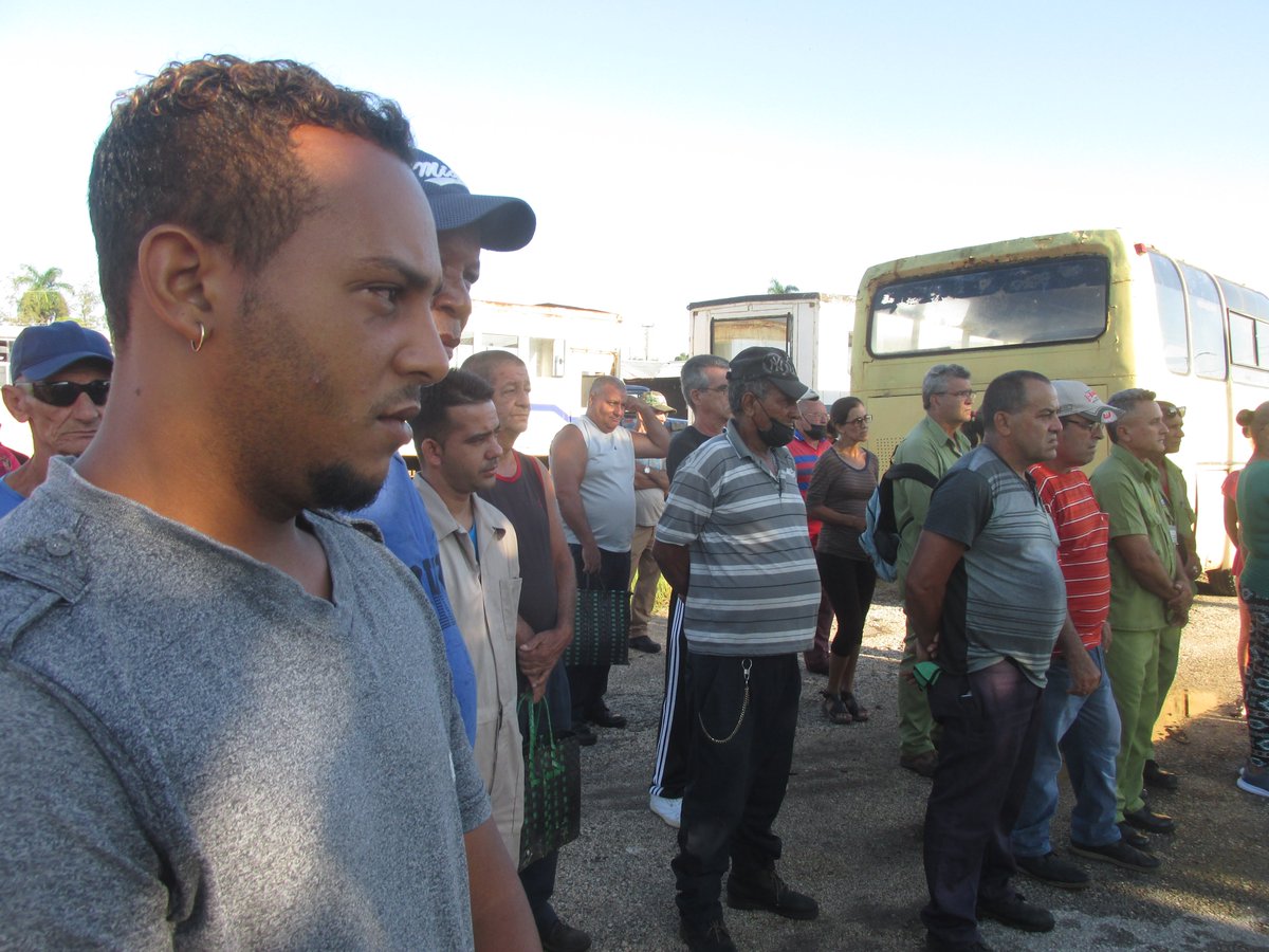 SaguaVision's tweet photo. #Cuba En la base de ómnibus de #SaguaLaGrande fueron reconocidos los trabajadores con mejores desempeños en sus funciones en un encuentro organizado por la CTC. Fuerte ha sido el papel de los choferes en la transportación de personas afectadas por la COVID-19 en los últimos años. https://t.co/YPt9wHHODl