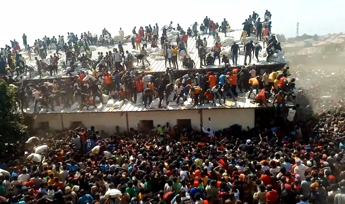Bishopig's tweet photo. This is the poor Nigerians looting COVID relief materials warehouse in a state in Nigeria. It was supplied by donors for them but the present day Govt hid the materials from the poor masses.
Be wise! Don't reelect that same political party into office come this 2023. #AvoidAPC https://t.co/SbNFZrdmlY