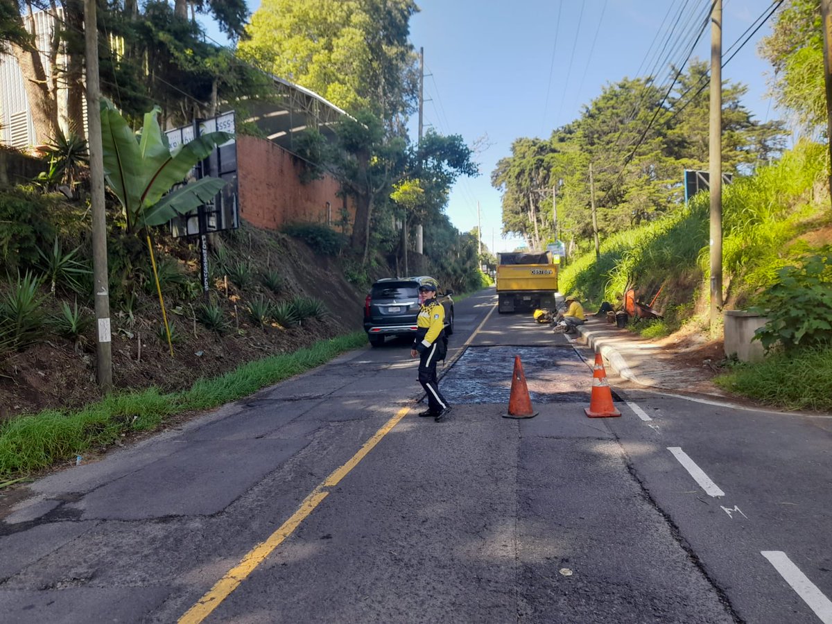 Se realizan trabajos de bacheo kilómetro 18.5 Aldea El Cancho
 #PMTSCP apoyando en el lugar.

#MunicipalidadDeSantaCatarinaPinula #SomosAmarillo #soluciona