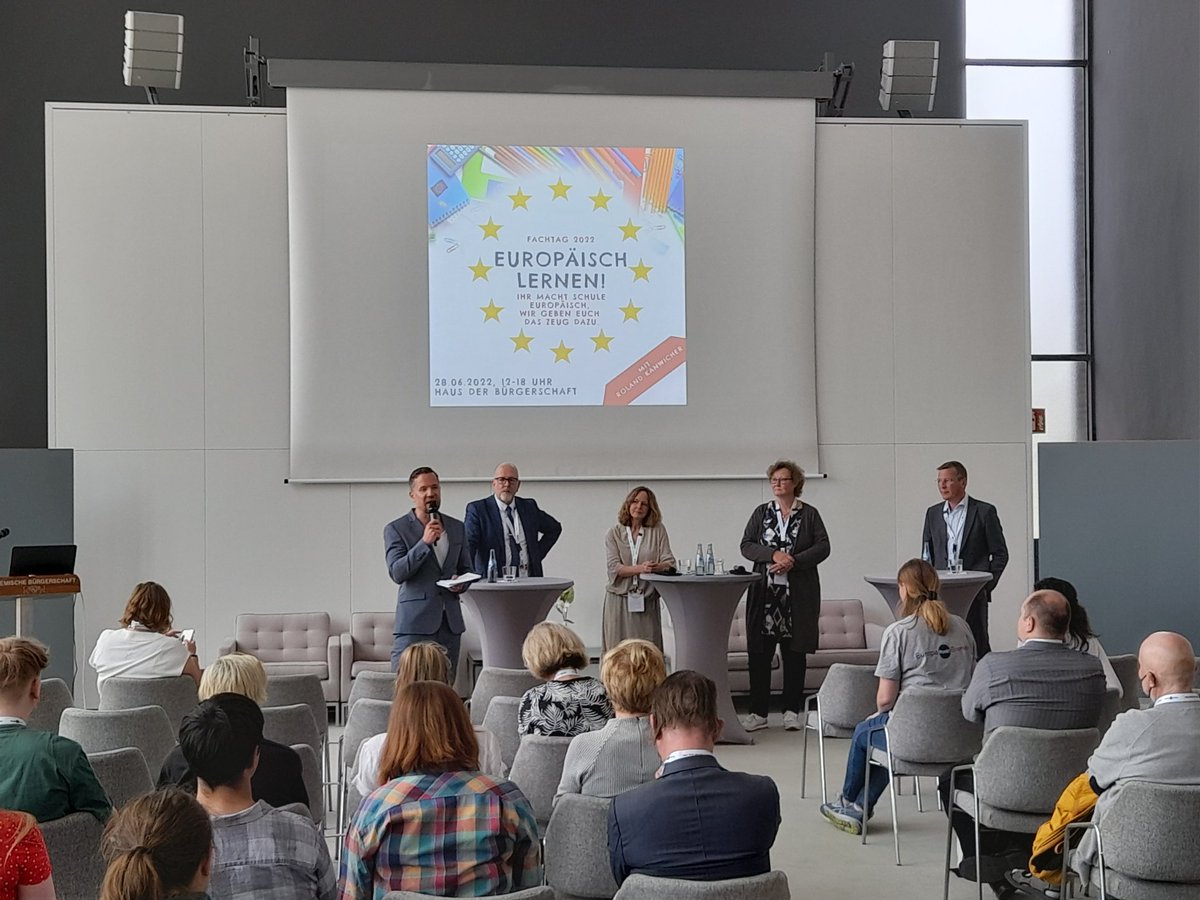 Beim Bremer Fachtag "Europäisch lernen!" dreht sich heute alles um Europa und die 🇪🇺🤗 Mit toller Unterstützung von @kmkpad @nabibb_de @planpolitik <a href="/kaistuehrenberg/">Kai Stührenberg</a> uva wollen wir heute Lehrkräfte aller Schulstufen für Europa begeistern - das sollte doch kein Problem sein😇