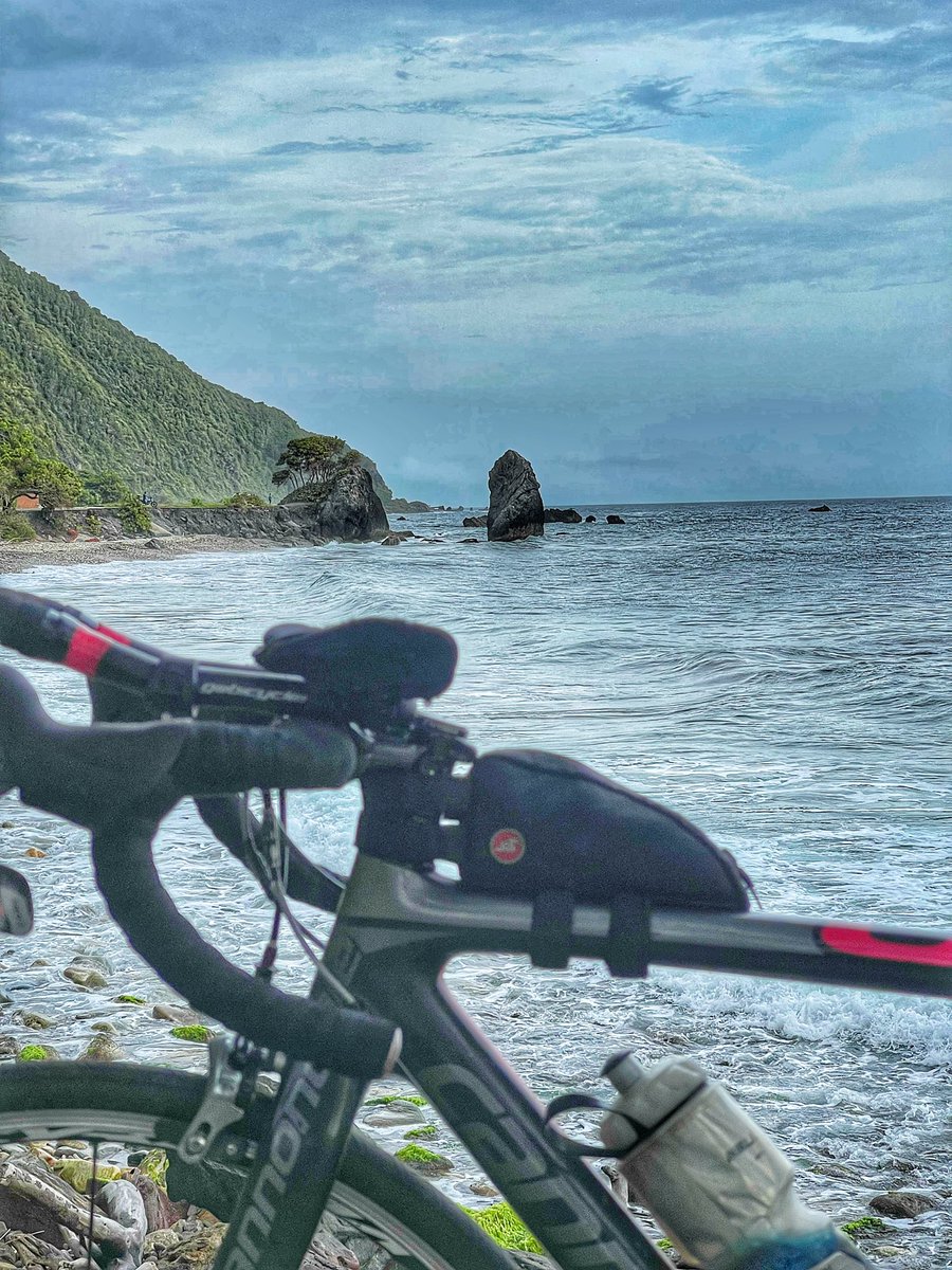 La ciclovía de 15km al pie del mar, que termina en #LosCaracas , uno de los lugares más bonitos para surfear (a tan solo una hora de #Caracas ) te permite pedalear admirando el hermoso #MarCaribe con la montaña a tu derecha llena de frondosa vegetación #VenezuelaBella