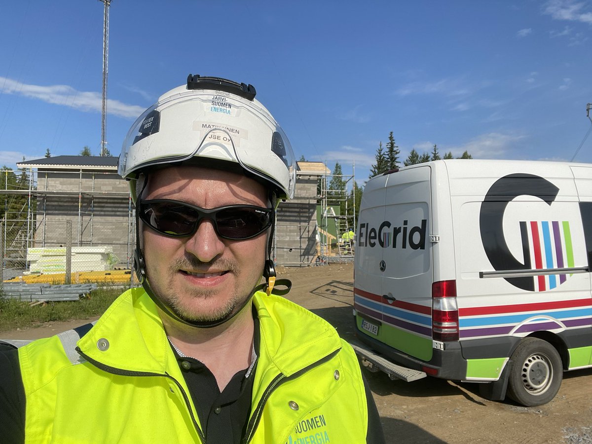 MatikainenMikaM's tweet photo. Hellettä pitelee. 🥵Sähköasematyömaalla kaikki kunnossa. #Sähkönjakelumies toteaa, että onneksi on hyvät ja luotettavat kumppanit #EleGrid @fingrid_oyj 👍 #sähköverkko #sähköasema #110kV https://t.co/q2JrO6aTsh