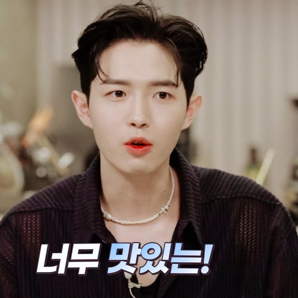 완깐을 하면 범죄도ㅅl2라는 아기의 예상과는 다르게 왜 완깐만 하면 더 아기같아 보일까 생각을 해봤거든 눈썹이 진하고 티존 뚜렷해서 반깐은 오히려 어른같은데 완깐은 눈썹과 눈꼬리의 반대노선이 확 잘 보여서 너무 귀엽고 귀가 뾰쪽한게 더 확 드러나서 그리고 피부가 너무 뽀얀 도자기라서 아마