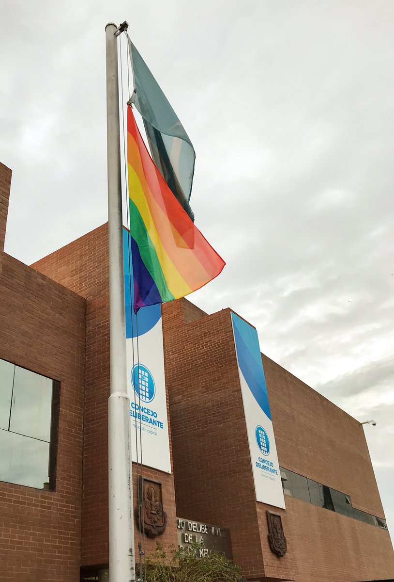 cecimaletti's tweet photo. 🏳‍🌈 La bandera del #Orgullo #LGTBIQ flamea junto con la de la ciudad en el @cdneuquen 
Que esta igualdad se traduzca en igualdad de derechos reales , en el cumplimiento del Cupo Laboral Trans, del acceso a la salud y la educación. 
 #28J #DiadelOrgulloLGTBI https://t.co/P6HsCLbJxe