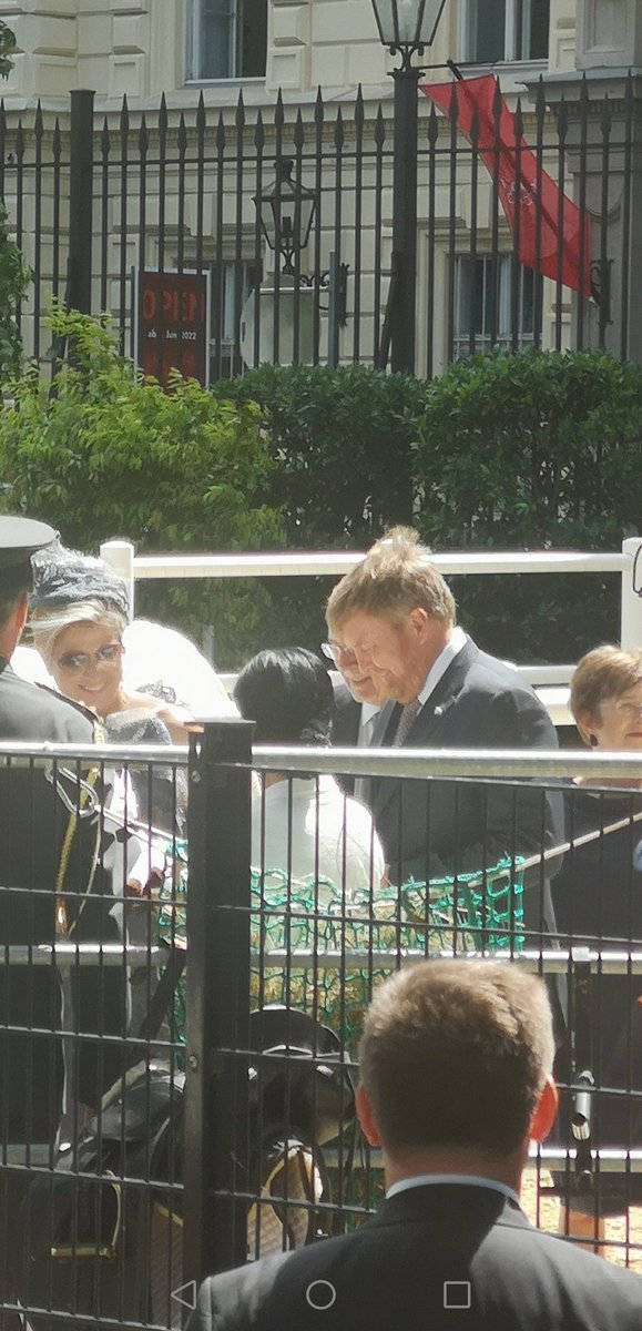 Bugün Viyana'da bir parkta (Burggarten) Hollanda kral ve kralicesi ve Avusturya cumhurbaskanimiz, 7 Polis ve bir köpekle korunuyorlar. Yürüyerek  taa Josefplatz'a gidiyorlar. Deger siz insanlar tabii, paralari da yok, acidim. #itibardantasarrufolmaz