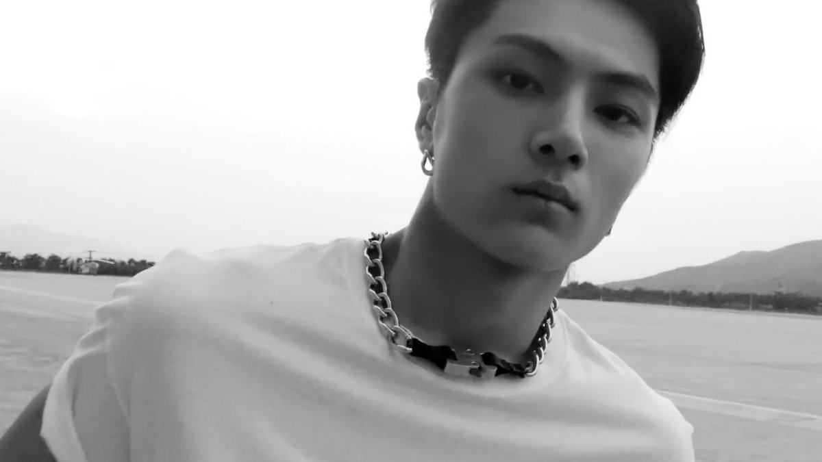 0420MEDIA's tweet photo. he's driving us insane for real ohgosh https://t.co/IZcDm8VN8T
